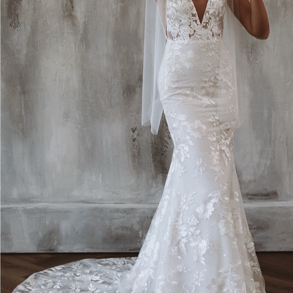 Elegant White Lace Wedding Dress